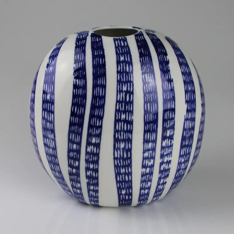 Zertifiziert Keramikvase mit Streifenmuster, blau/weiß, H: 18 cm