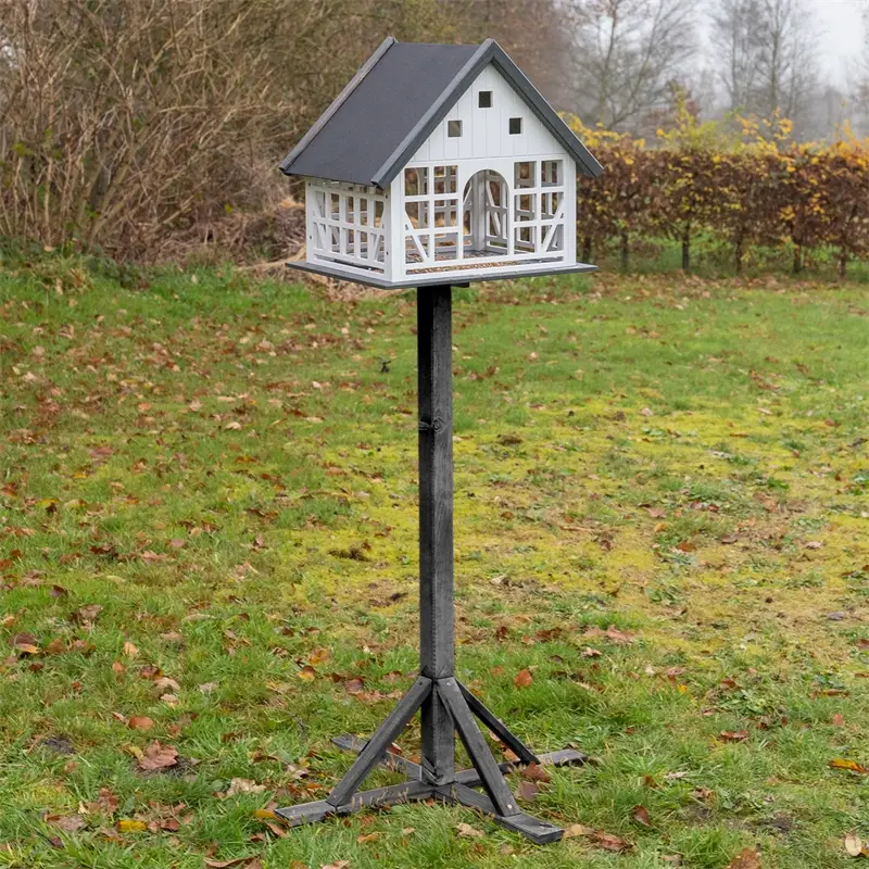Angebot B-Ware: VOSS.garden "Belau" mit Metalldach - großes Vogelhaus im Fachwerkstil, inkl. Ständer