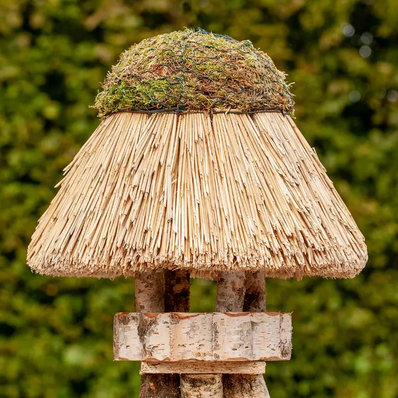 Markenprodukt B-Ware: VOSS.garden Vogelhäuschen "Amrum" mit Reetdach - rund, Ø 45cm