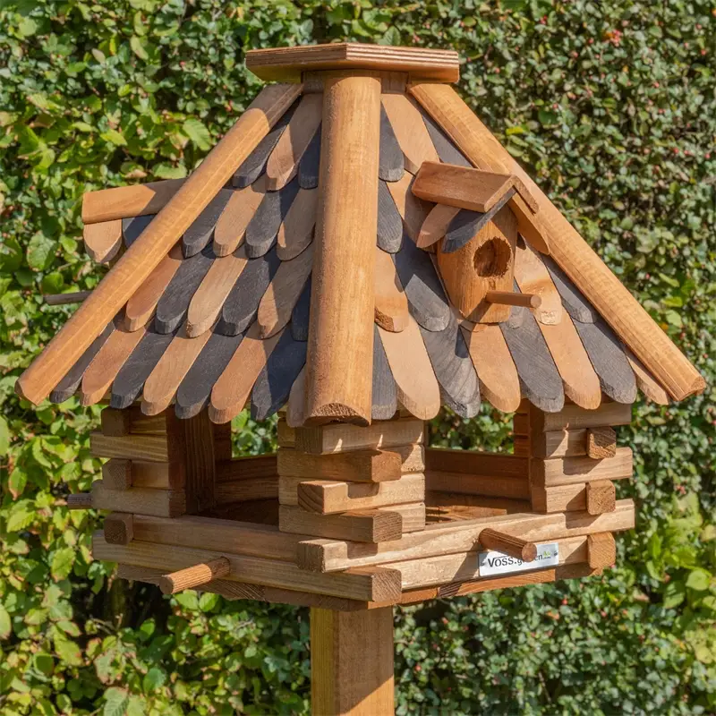 Nur Heute B-Ware: VOSS.garden "LilleHus" - hochwertiges Vogelhaus mit Dachschindeln, inkl. Ständer