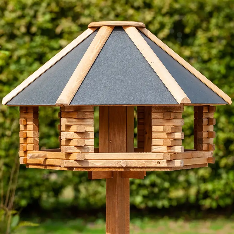 Abverkauf B-Ware: VOSS.garden "Tofta" - hochwertiges Vogelhaus aus Holz mit Metalldach, inkl. Ständer